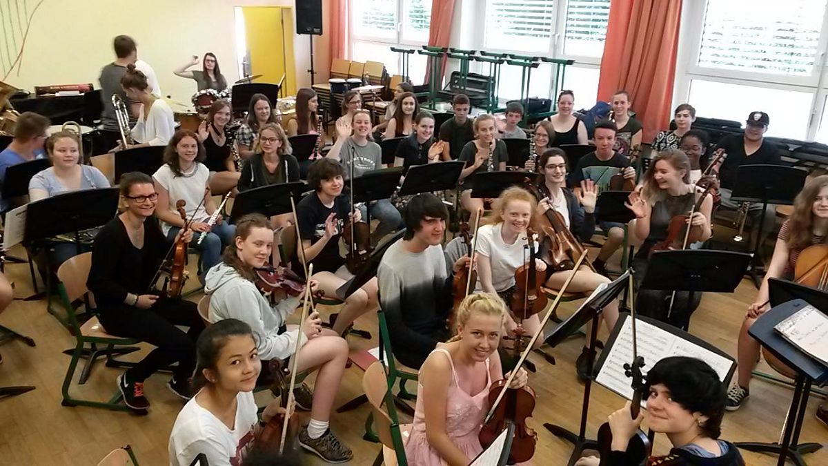 k Gemeinsames Musizieren mit den SchlerInnen aus Wooton im Orchester Werner
